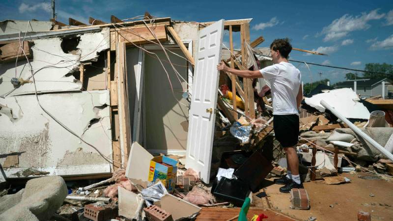 Un hombre inspecciona los daños causados ​​por un tornado en London, Kentucky. Foto/ AFP