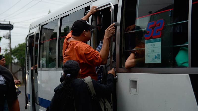 Los empresarios se limitaron a disculparse por “por algunas rutas que no están dando el servicio al 100%”; sin embargo, esperaban que la situación se normalizara en el transcurso del día. Foto EDH/ Jessica Orellana