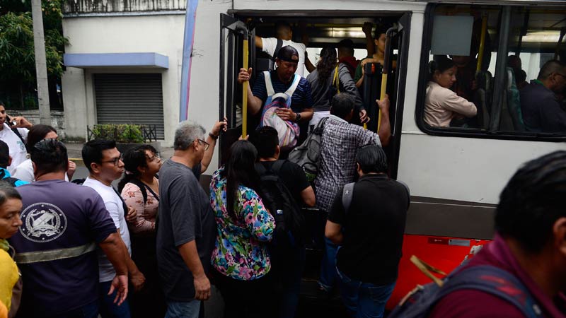 Tras posponerse la reapertura de la carretera Panamericana, en el tramo de Los Chorros, las autoridades anunciaron transporte gratuito como
una medida de compensación para la población. Foto EDH/ Jessica Orellana