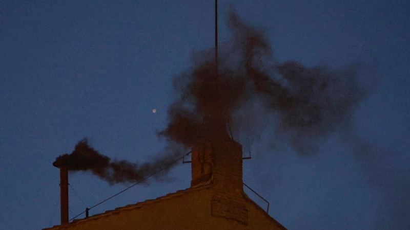 Fumata negra en El Vaticano el 8 de mayo. EFE.