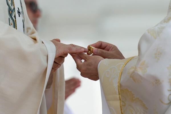 Los medios de comunicación del Vaticano muestran al Papa León XIV saludando a la multitud desde el papamóvil antes de una Santa Misa por el inicio de su pontificado, en la plaza de San Pedro del Vaticano. Foto EDH/Foto de AFP-Vatican Media