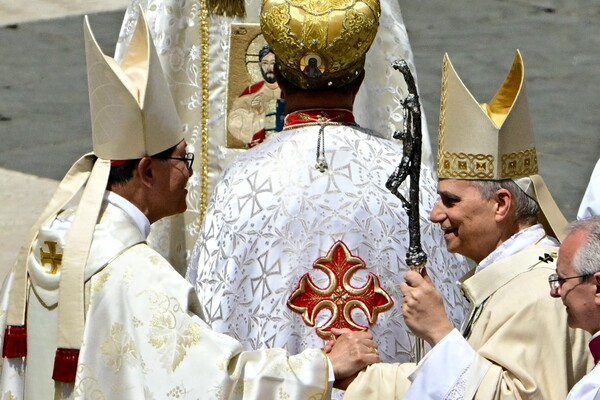 El Papa León XIV saluda a los cardenales al final de la Santa Misa de inicio de pontificado, en la plaza de San Pedro del Vaticano.