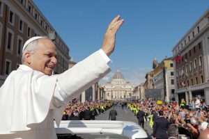 Esta foto tomada y difundida el 18 de mayo de 2025 por The Vatican Media muestra al cardenal filipino Luis Antonio Gokim Tagle colocando el Anillo del Pescador en un dedo del Papa León XIV durante una Santa Misa por el inicio de su pontificado. Foto AFP/Vatican Media