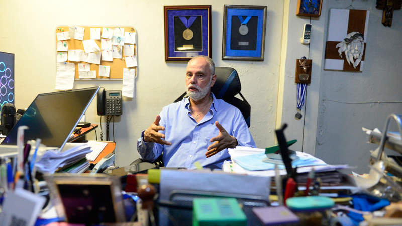 Rafael Ibarra es considerado el padre del internet en El Salvador, debido a sus gestiones que realizó en 1993 para lograr las primeras conexiones, así como la distribución de dominios web. | Foto EDH / Jessica Orellana