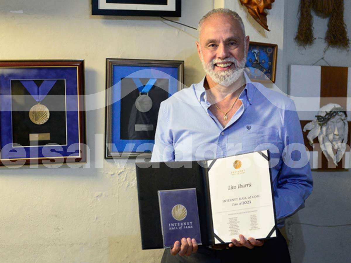 Certificado oficial del Internet Hall of Fame Clase de 2021 otorgado al salvadoreño Lito Ibarra por sus aportes al desarrollo de la red.