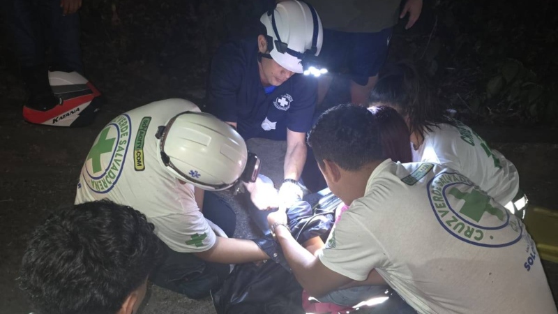 Miembros de entidades de primera respuesta atienden a una motociclista que sufrió un accidente en la carretera Panamericana. Cada día ocurren once accidentes de motocicletas en El Salvador. / 