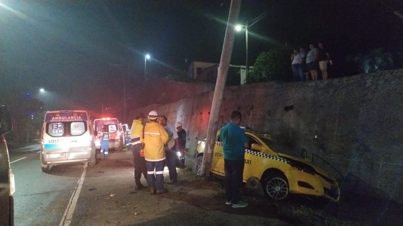 Dos pasajeros y el conductor fueron rescatados, luego del choque contra un poste. Foto EDH / Cortesía Comandos de Salvamento.