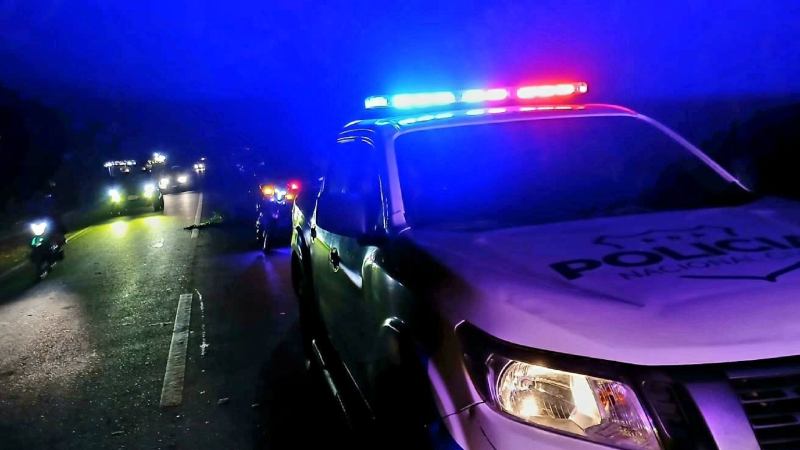 Las autoridades de la PNC procesaron la escena con una persona fallecida. Foto EDH / Cortesía Cruz Verde Salvadoreña.