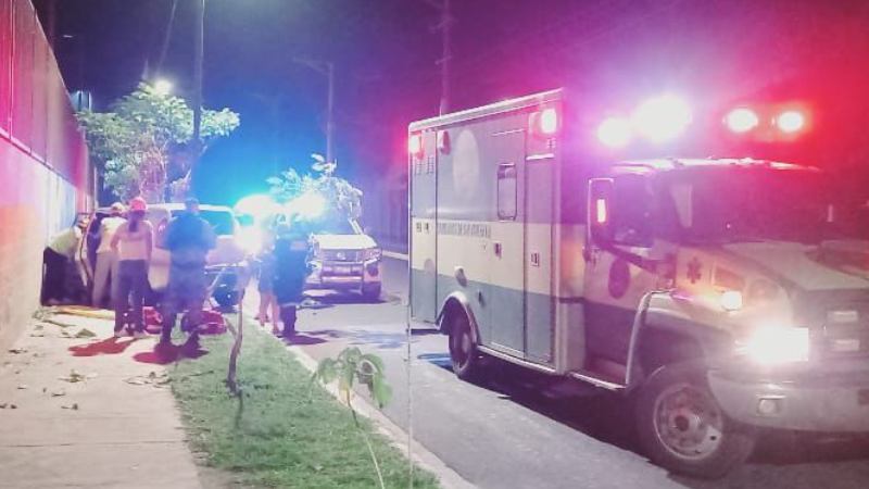 Cuerpos de socorro realizan maniobras para liberar al conductor. Foto EDH / Cortesía Comandos de Salvamento.