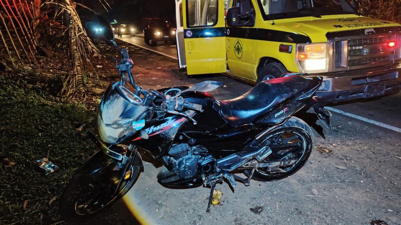 La motocicleta quedó en el lugar, mientras los socorristas auxiliaban al motorizado. Foto EDH / Cortesía Comandos de Salvamento.