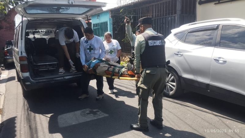 El hombre fue trasladado de inmediato hacia el Hospital San Rafael. Foto EDH / Cortesía Cruz Verde Salvadoreña.