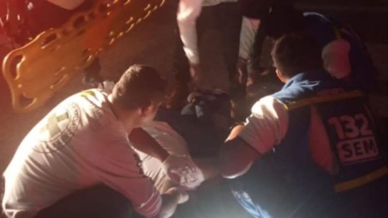 Cuerpos de socorro intentaron auxiliar a la víctima, pero ya había fallecido, tras ser atropellada. Foto EDH / Cortesía.