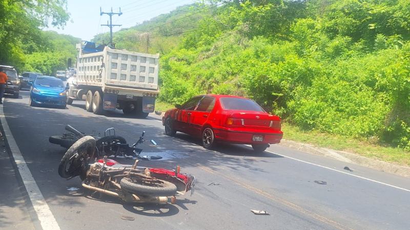 El cuerpo sin vida del motociclista quedó a un costado de la carretera Longitudinal. Foto EDH / Cortesía.