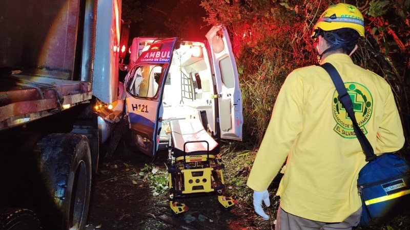 Las víctimas fueron trasladadas a un hospital con traumas en la cabeza y en el rostro. Foto: Comandos de Salvamento
