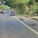 El ciclista quedó sin vida sobre la Panamericana. Foto: Cruz Blanca Salvadoreña