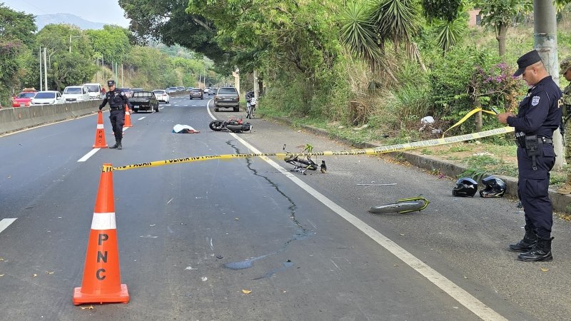 El ciclista quedó sin vida sobre la Panamericana. Foto: Cruz Blanca Salvadoreña