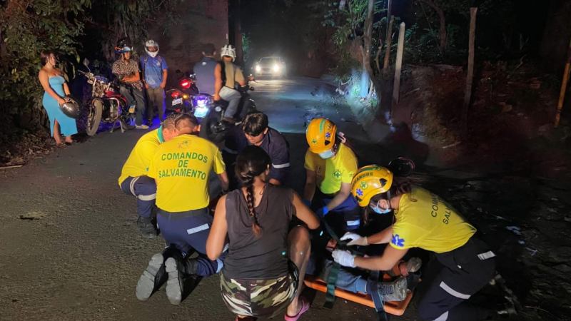 Los cuerpos de socorro atendieron y trasladaron al joven lesionado. Foto EDH / Cortesía Comandos de Salvamento.