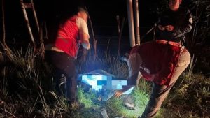 Socorristas de Cruz Roja hallaron sin signos vitales a una mujer tras ser atropellada por motociclista. Foto: Cruz Roja