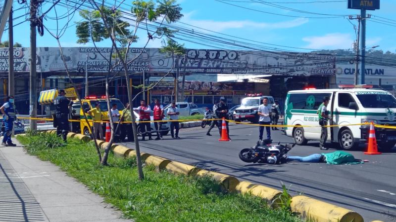 El cuerpo sin vida de la joven fue cubierto, mientras se procesaba la escena. Foto EDH / Cortesía.