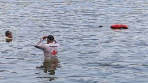 Socorristas en la búsqueda del menor que fue arrastrado por una corriente en la laguna. Foto / Cortesía Cruz Roja