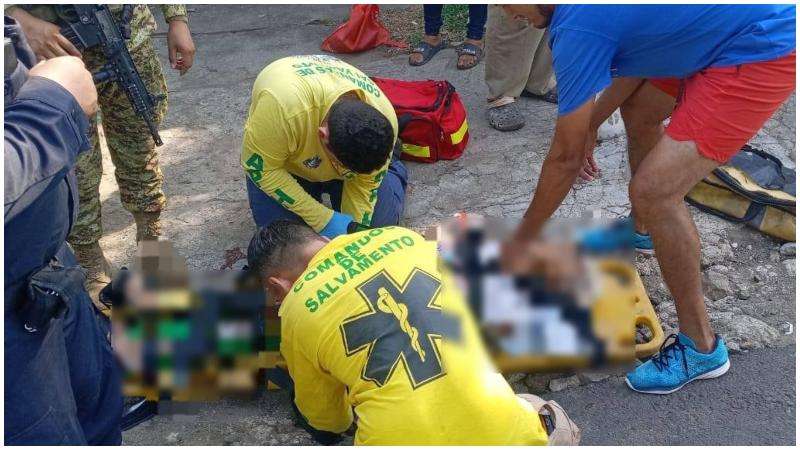 Momento en que socorristas atendieron a la víctima de 85 años. Foto / Cortesía Comandos.
