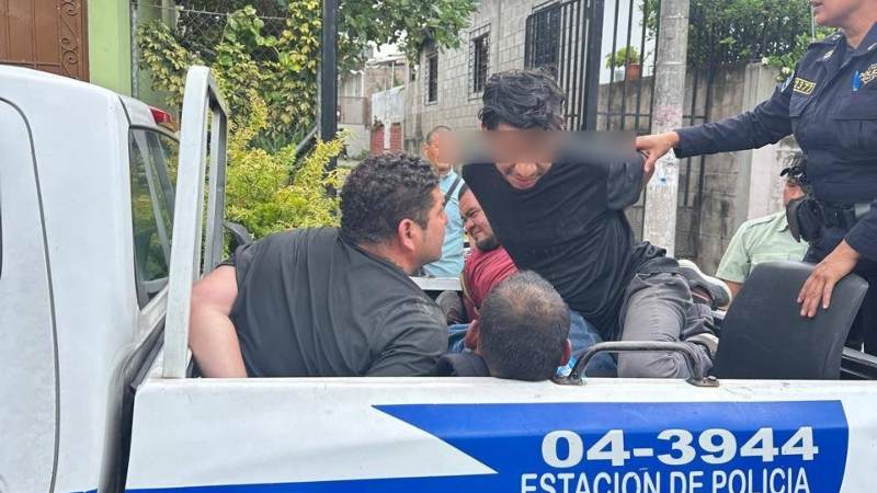 Momento en que los acusados son subidos a la patrulla. Foto / Cortesía