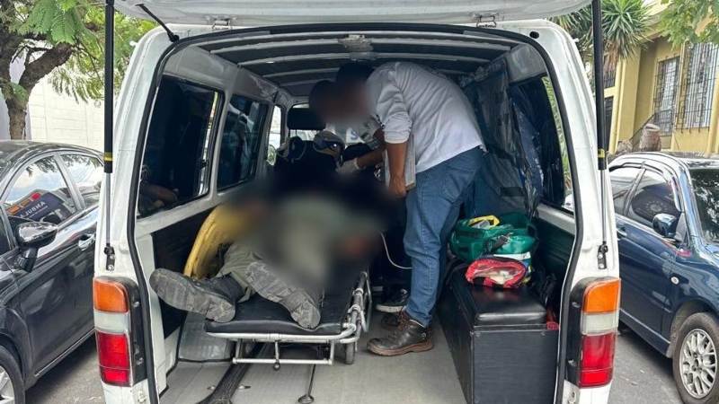 Los agentes fueron atendidos por paramédicos. Foto / Cortesía