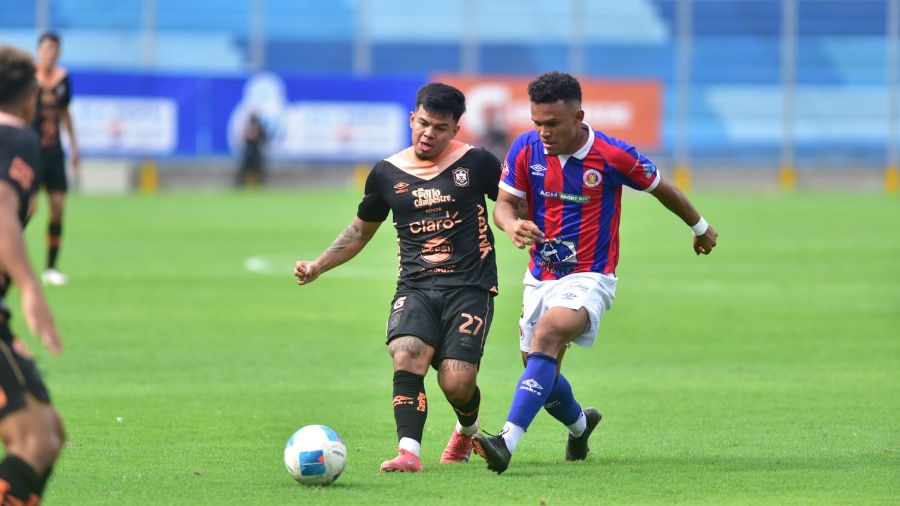 Rafael Tejada de CD FAS compite por el balón con Marcelo Díaz de CD Águila en la vuelta de cuartos de final del Clausura 2025 en el estadio Cuscatlán. Foto EDH/Miguel Lemus