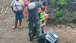 Momento en que el hombre de 90 años es atendido. Foto / Cuerpo de Reacción Inmediata