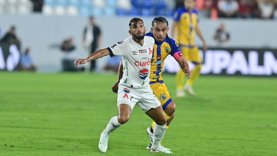 Ányelo Rodríguez de Alianza FC y Gerson Mayén, del Municipal Limeño en la final del Clausura 2025. Foto: EDH/Francisco Rubio