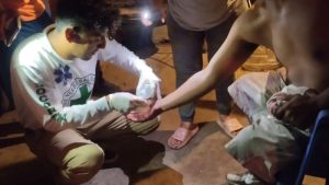 Socorristas auxiliaron a la víctima de asalto. Foto EDH / Cortesía Cruz Verde Salvadoreña.