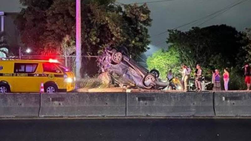 Del impacto, el auto volcó a un costado de la vía. Foto / Cortesía 