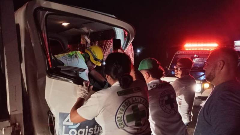 Momento en que equipos de rescate sacan al conductor. Foto / Cortesía. 