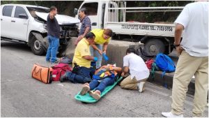 Momento en que las víctimas fueron atendidas. Foto / Cortesía Comandos Salvamento