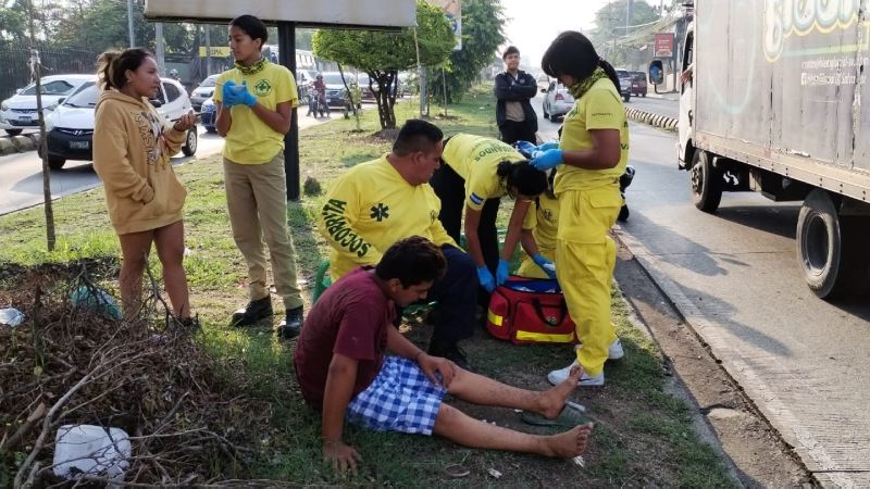El joven de 17 años fue embestido cuando cruzaba el bulevar. Foto / Cortesía Comandos de Salvamento