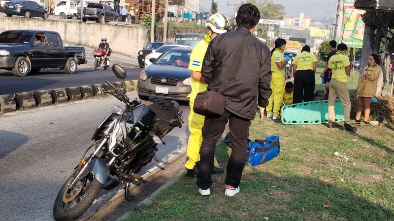El accidente ocurrió en el sentido de San Salvador a Soyapango. Foto / Cortesía Comandos.