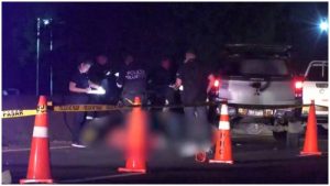 Personal de Medicina Legal y Fiscalía en el levantamiento del cuerpo. Foto / Cortesía