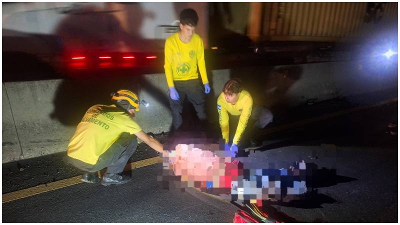 Momento en que los socorristas intentan auxiliar a la víctima. Foto / Cortesía Comandos