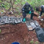 Agentes de la PNC revisan el arsenal que estaba oculto en un barril. Foto / Cortesía @Vi11atoro