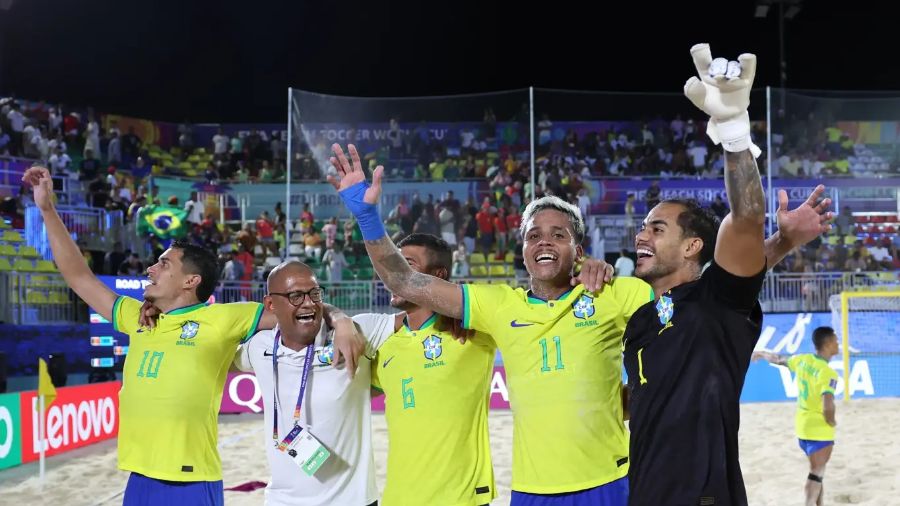 Grandes. Algunos de los jugadores de Brasil festejan un pase más a una final del Mundial Playero. En Seychelles, quieren hacerse de su séptimo trofeo. Foto: Cortesía FIFA
