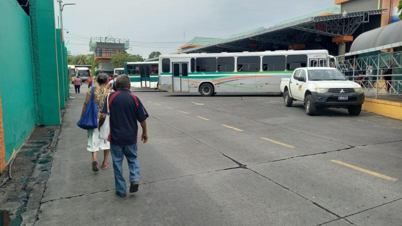 Personas buscando rutas dentro de la terminal para llegar a su destino. | FOTO DE REFERENCIA EDH/JACQUELINE MEJÍA.
 / 