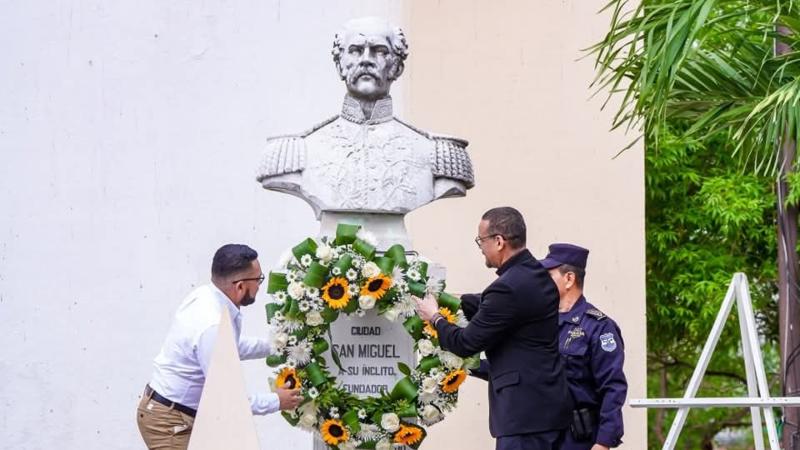 Autoridades locales de San Miguel colocando ofrenda floral en busto de Luis de Moscoso. / 