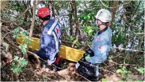 Momento en que los socorrista se dirigen a donde estaba el cuerpo. Foto / Cortesía Cruz Roja