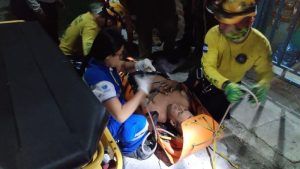 El hombre fue rescatado, tras caer en un barranco. Foto EDH / Cortesía Comandos de Salvamento.