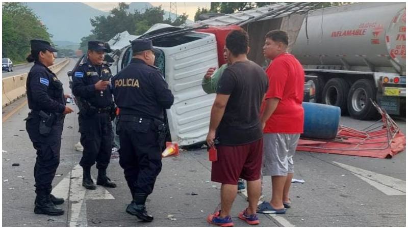 Agentes de Tránsito regularon el tráfico ya que se redujo a un solo carril. Foto / Cortesía PNC