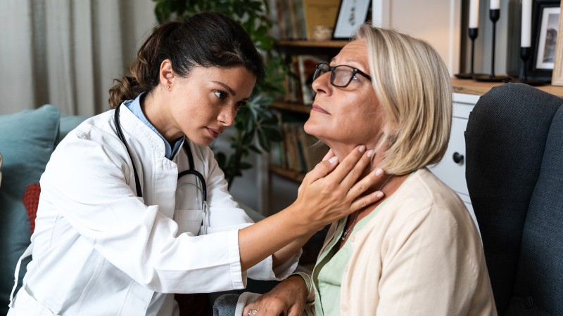 Los síntomas más comunes del cáncer de cabeza y cuello incluyen: bultos o masas en el cuello, dolor de garganta persistente, dificultad para tragar, ronquera, pérdida de peso sin causa aparente, sangre en la saliva y llagas en la garganta que no sanan. / 
