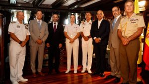 El cantante colombiano Carlos Vives (2-i), el embajador de España en Colombia, Santiago Jiménez, y la princesa de Asturias y heredera al trono de España, Leonor de Borbón (4-i), asisten a un almuerzo este miércoles en el buque Juan Sebastián de Elcano en Santa Marta (Colombia).
