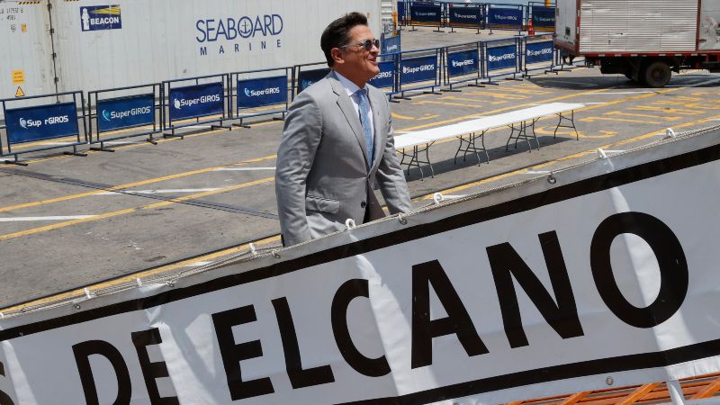 El cantante colombiano Carlos Vives a su llegada el buque Juan Sebastián de Elcano, donde ha participado en un almuerzo con la princesa de Asturias y heredera al trono de España, Leonor de Borbón.