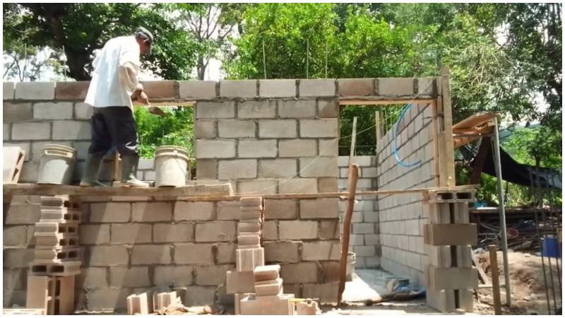 Autoridades del distrito y personas altruistas apoyaron con materiales y mano de obra. Foto / Cortesía. 