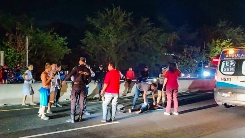Personas particulares intentaron auxiliar a la joven que estaba inconsciente. Foto EDH / Cortesía PNC.